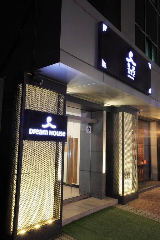 Dream House Hostel *